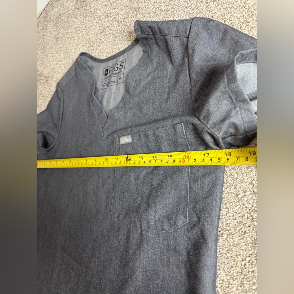 FIGS Women Catarina One Pocket Scrub Shirt Sz XS Graphite Gray Short Sleeves - Picture 3 of 5